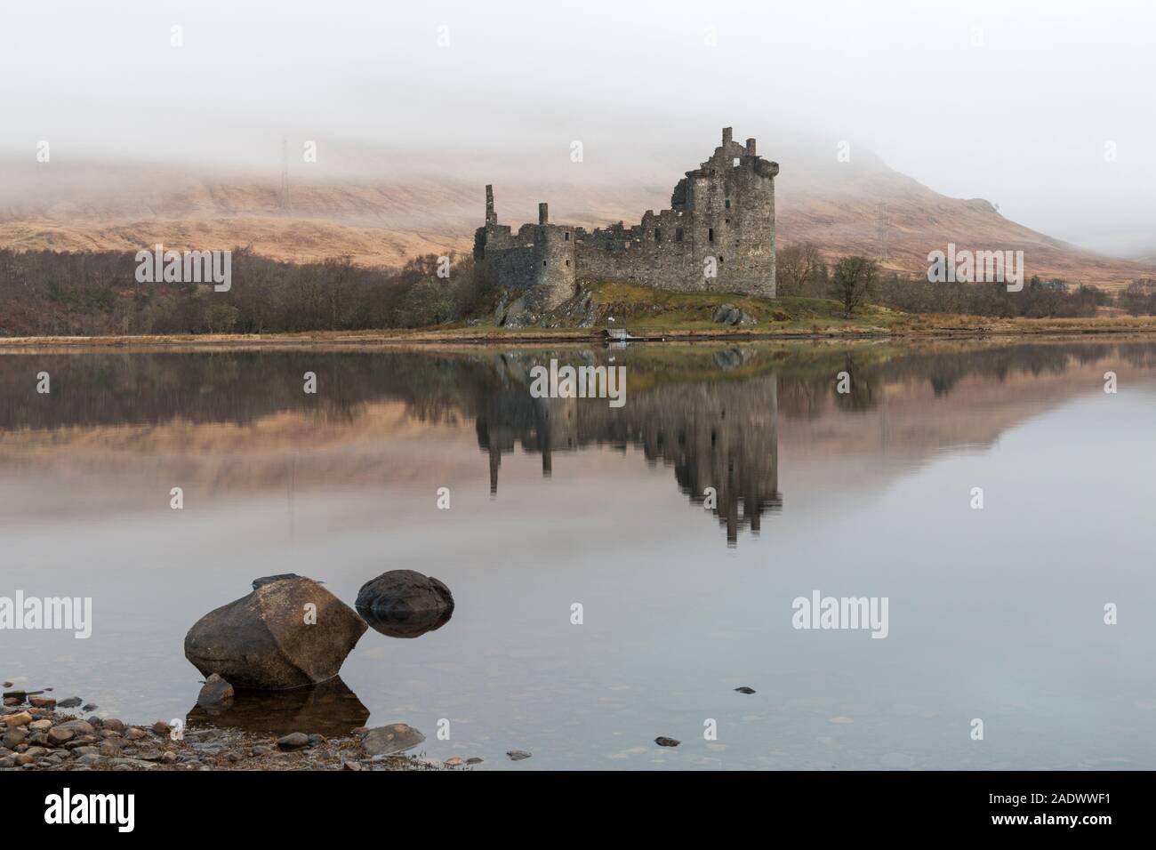 Tôt le matin, au château de Kilchurn et Loch Awe, Argyll and Bute, Ecosse, Royaume-Uni en mars Banque D'Images