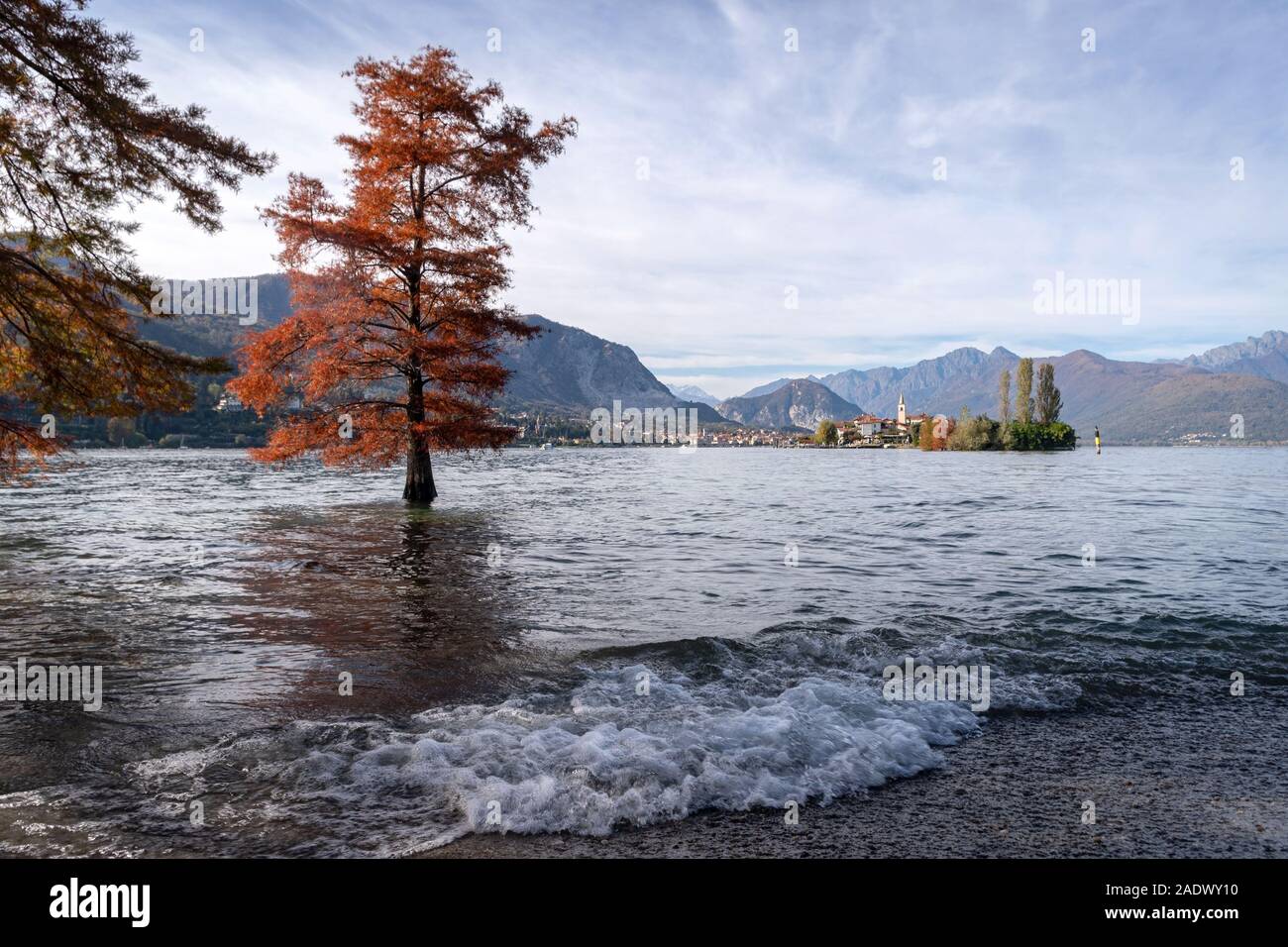 L'île Pescatori (île des pêcheurs) vu de Isola Bella, le Lac Majeur, la province de Verbano-Cusio-Ossola, Piémont, Italie Banque D'Images