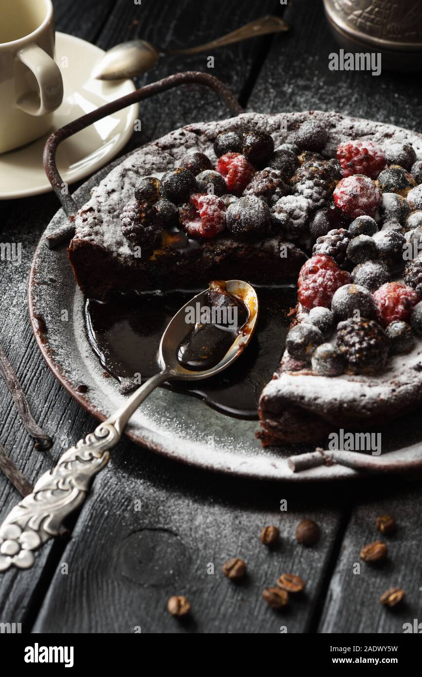 Gateau Au Chocolat Fait Maison Kladdkaka Suedois Avec Des Framboises Mures Myrtilles Sucre Glace Et Sirop De Reglisse Coupes En Vintage Plat W Photo Stock Alamy