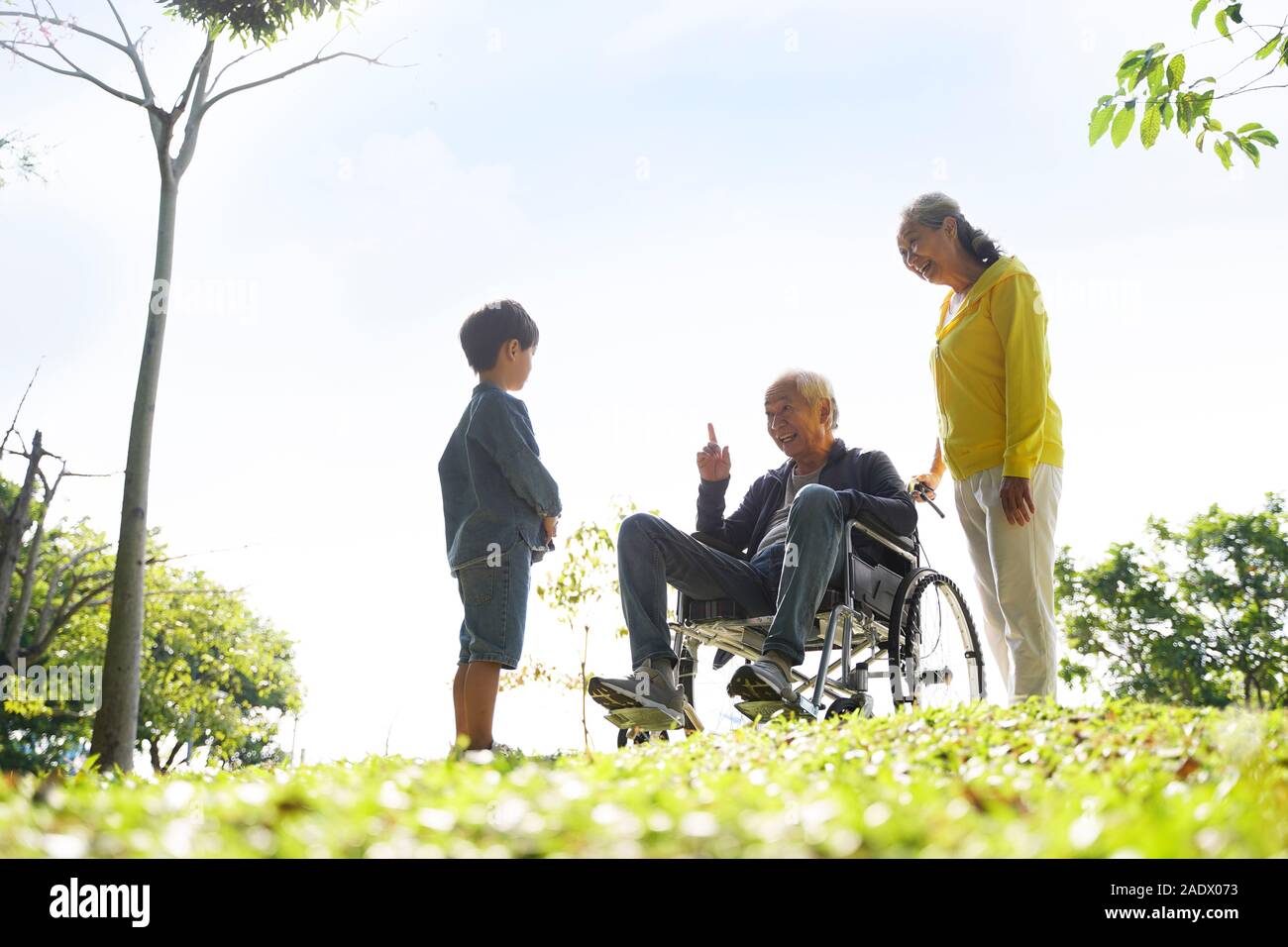 Grand-père Grand-mère et petit-fils d'Asie s'amuser en plein air dans le parc Banque D'Images