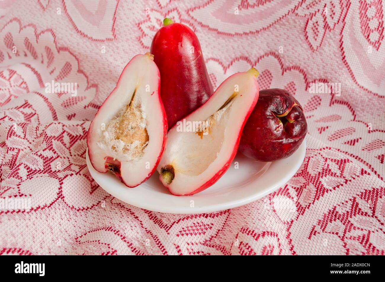 Saladier de pommes rouge mûre Otaheite Banque D'Images