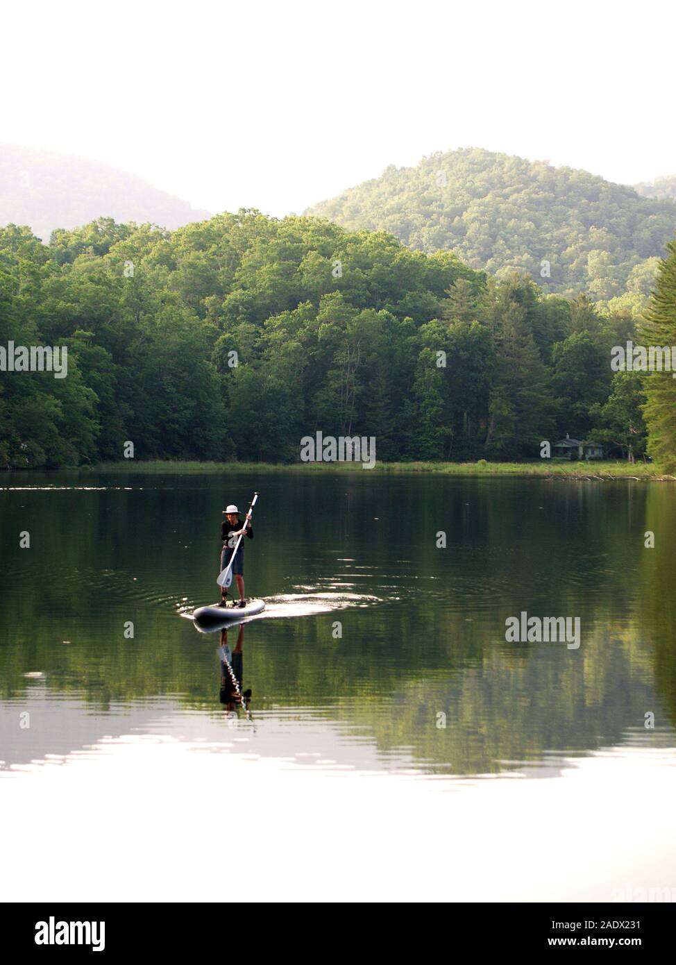 Paddle-board sur le lac Balsam,Caroline du Nord. Banque D'Images