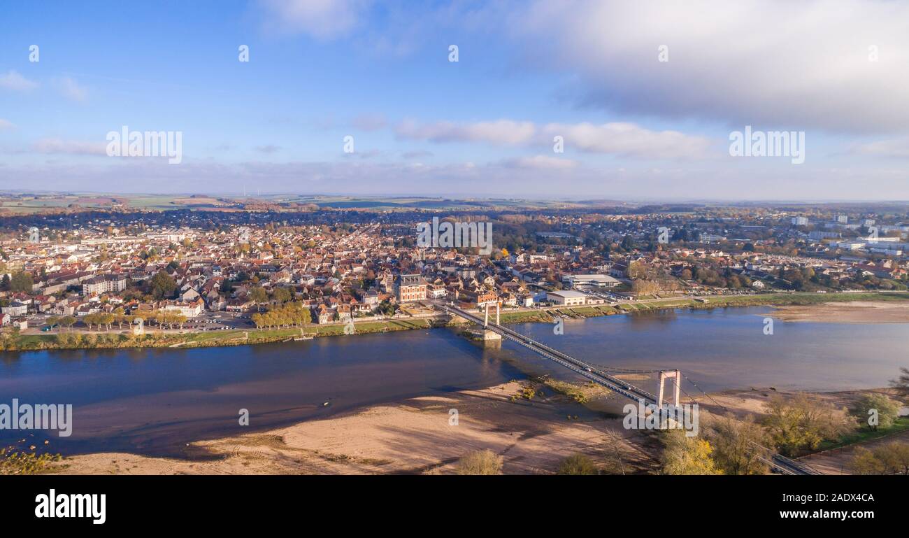 France, Nievre, Cosne Cours sur Loire, la ville et le pont sur la Loire (vue aérienne) // France, Nièvre (58), Cosne-Cours-sur-Loire, la vi Banque D'Images