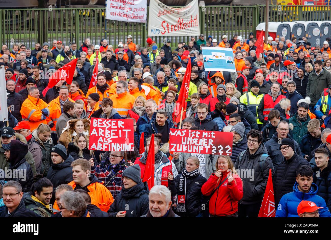 03.12.2019, Duisburg, Ruhr, Rhénanie du Nord-Westphalie, Allemagne - Des milliers de travailleurs de l'acier contre acier ThyssenKrupp à démontrer les économies pl Banque D'Images