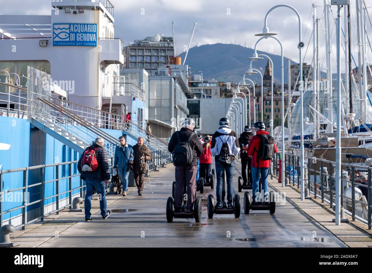 Touristes lors d'une visite en segway de Gênes, Italie, Europe Banque D'Images