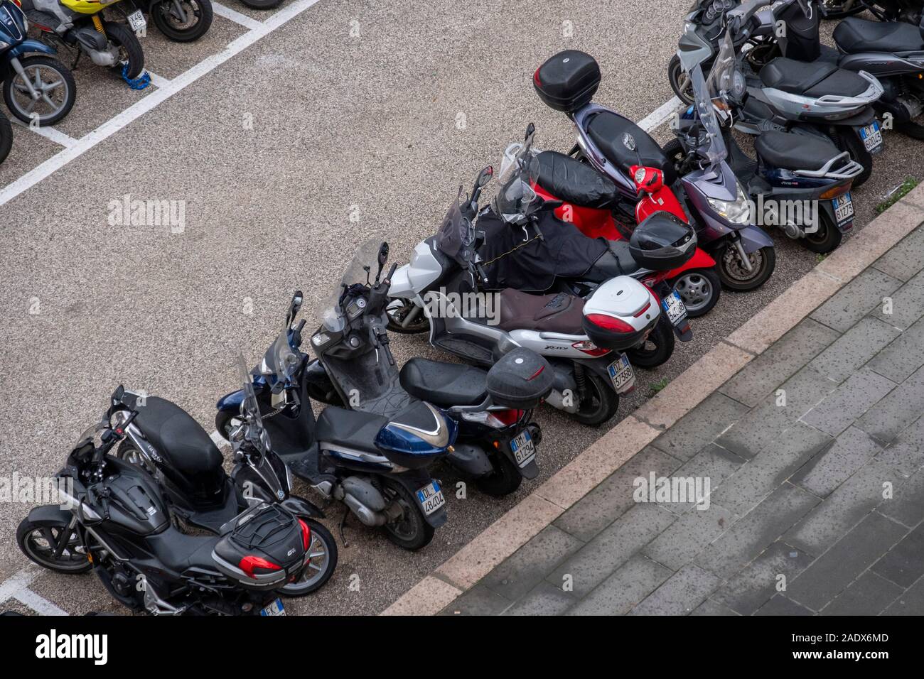Vue aérienne de motos en stationnement alignés sur une rue de Gênes, Italie, Europe Banque D'Images