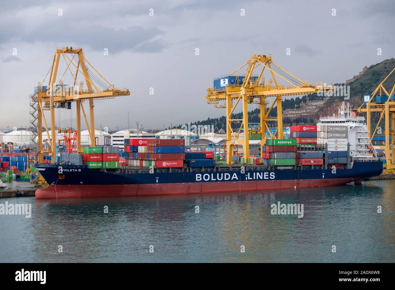 Les grues de chargement et d'un bateau amarré sur le port de commerce de Marseille, France, Europe Banque D'Images