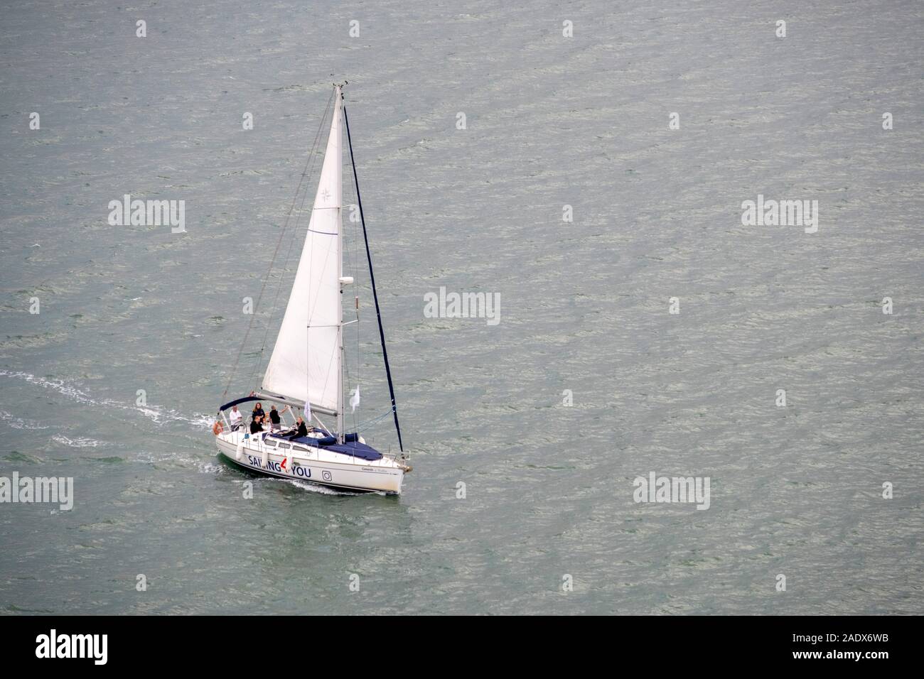 Vue aérienne de personnes la voile en voilier Banque D'Images