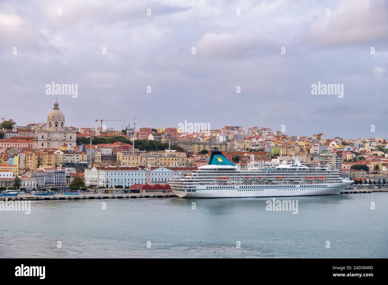 Ancienne antenne de télévision sur le toit Banque D'Images