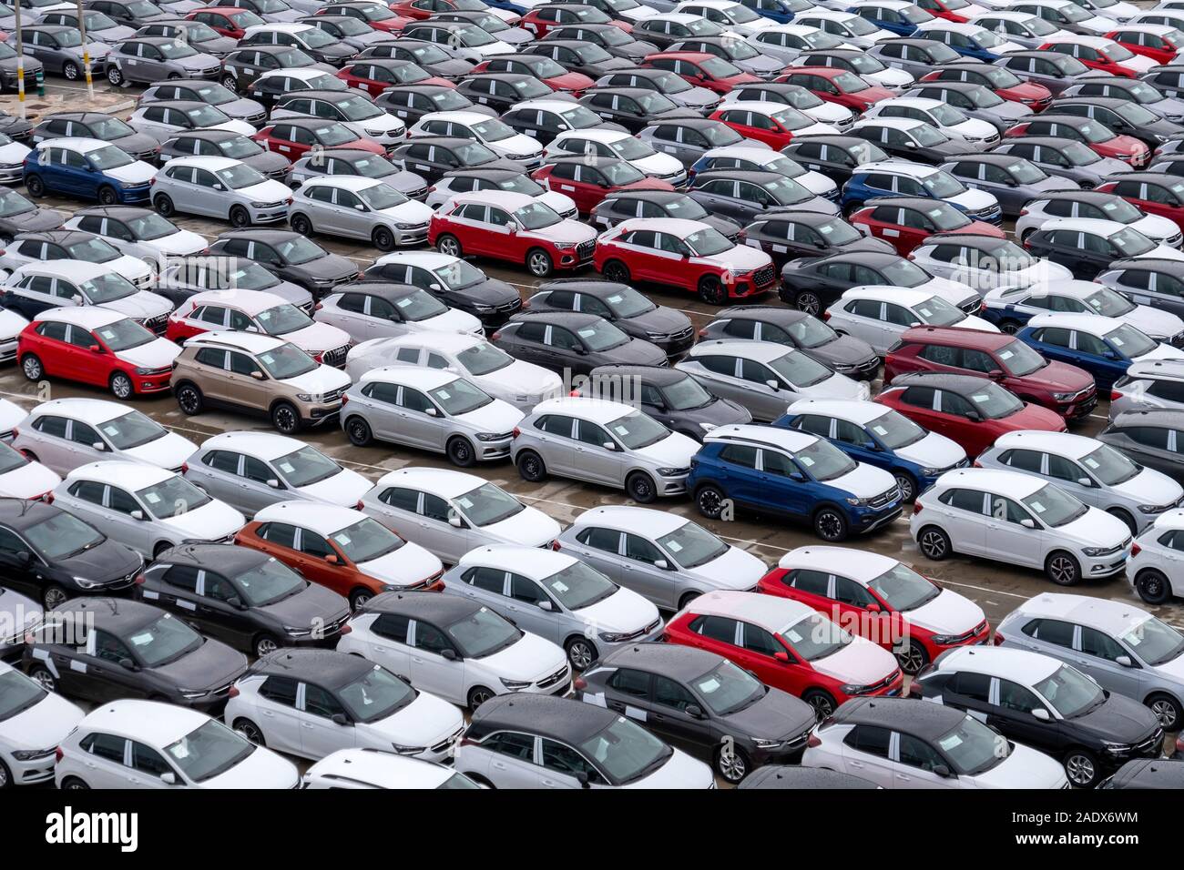 Rangées de voitures prêtes pour la vente Banque D'Images