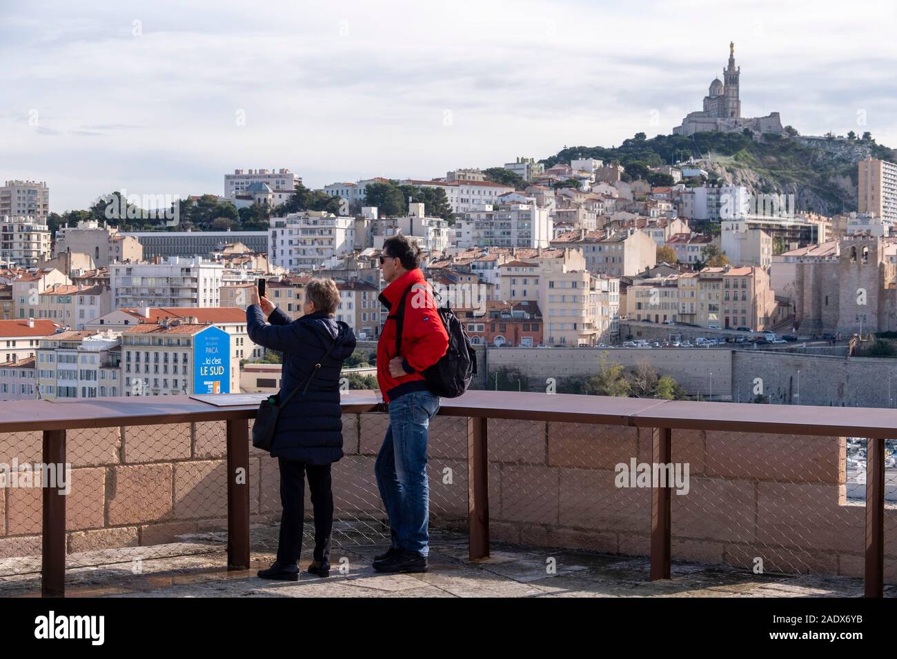 Les touristes prendre des photos avec un smartphone à Marseille, France, Europe Banque D'Images