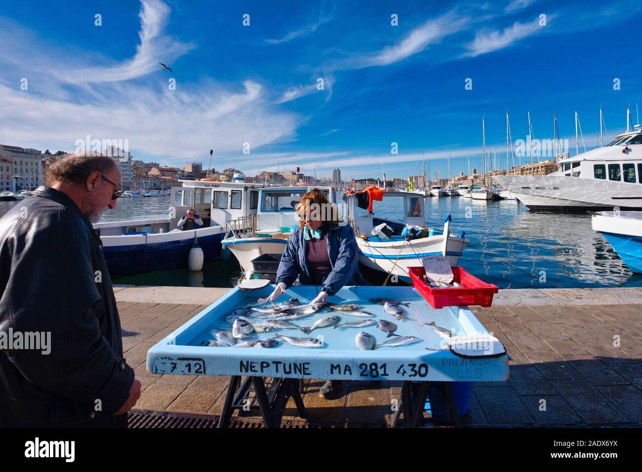 Femme vendant du poisson sur le vieux port de Marseille, France Banque D'Images