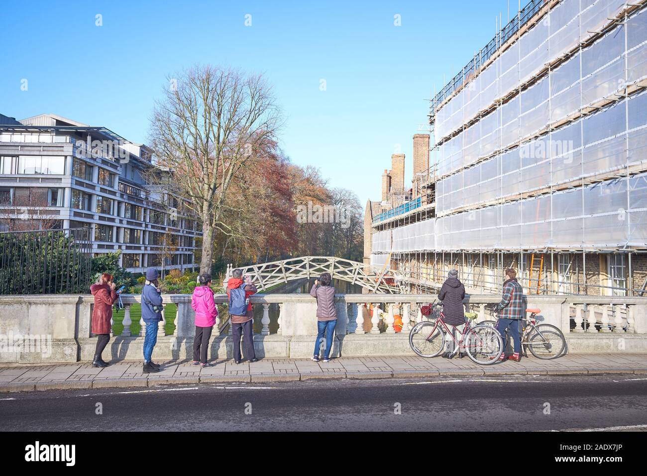 Les touristes se tenir sur le pont de Silver Street, Cambridge, Angleterre, à regarder les mathématiques en bois pont sur la rivière Cam à côté de Queens' College Banque D'Images