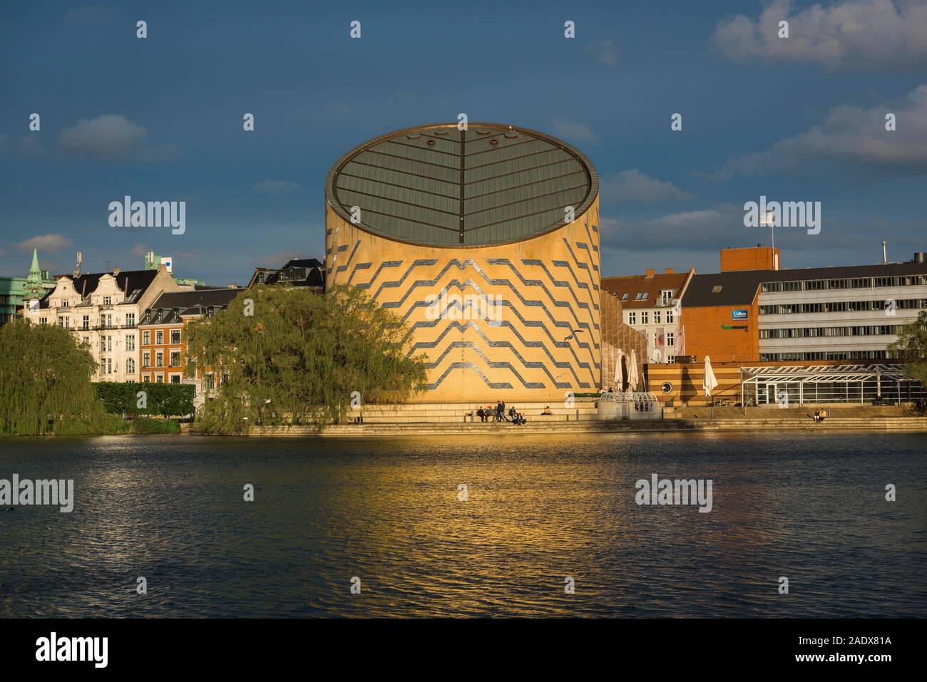 Copenhague planétarium, vue du Planétarium Tycho Brahe (1989) situé à côté du lac Sankt Jørgens Sø, dans le centre de Copenhague, Danemark. Banque D'Images