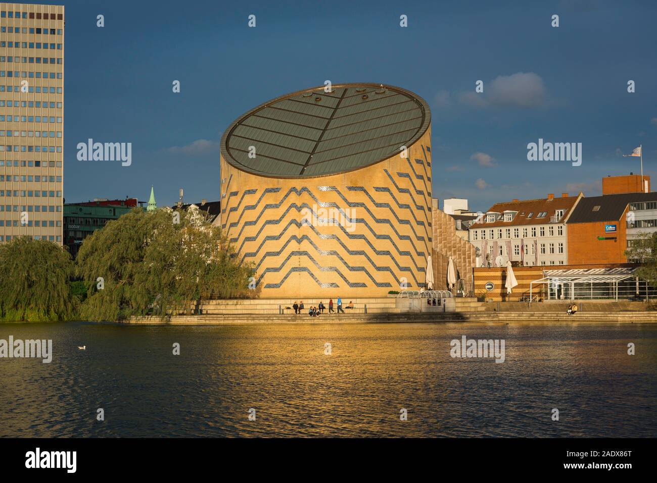 Planétarium de Copenhague, vue du Planétarium Tycho Brahe (1989) situé à côté du lac Sankt Jørgens Sø, dans le centre de Copenhague, Danemark. Banque D'Images