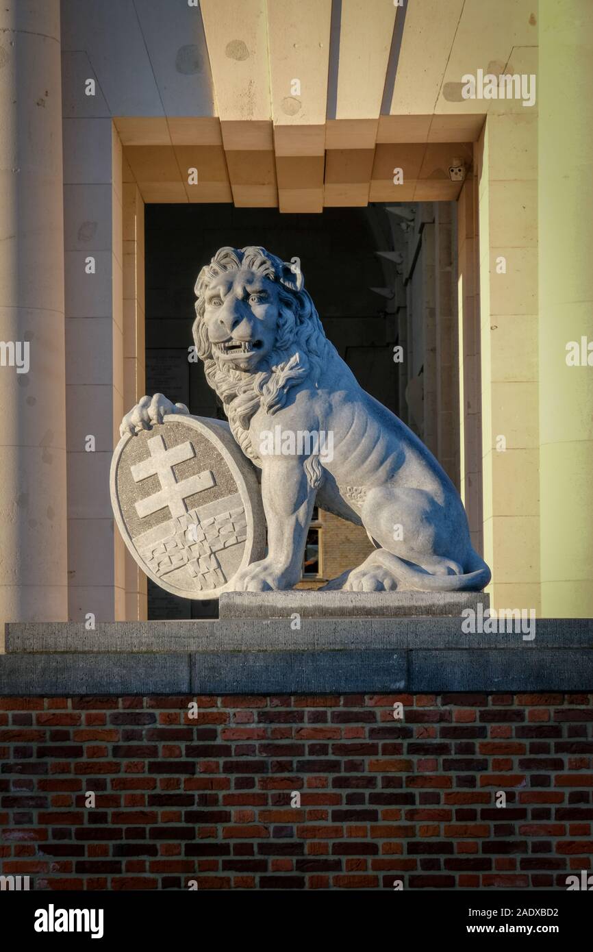 L'une des statues de lion en face de la Porte de Menin mémorial aux disparus dans la ville belge d'Ypres (Ieper) Banque D'Images