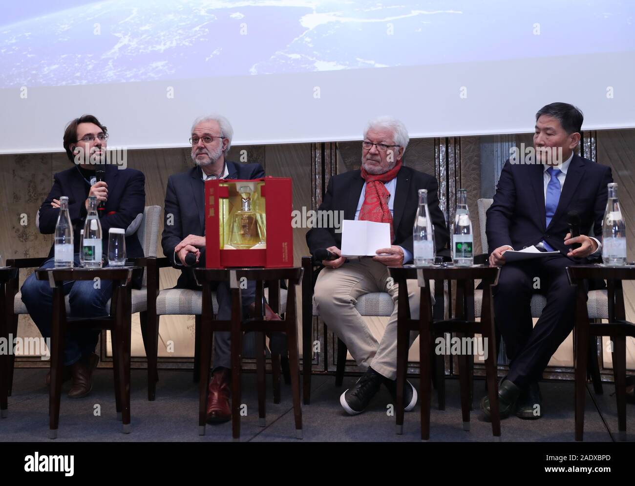 Paris, liqueur franco-chinoise forum de Paris. 9Th Jul 2019. Jean-Claude Mariani (2e R), président de l'Association professionnelle des chroniqueurs et informateurs de la gastronomie et du vin, assiste à un forum Alcool franco-chinois à Paris, France. Le 4 décembre 2019. Ici un forum sur la culture de l'alcool a réuni des producteurs chinois et français, les connaisseurs et les gens d'affaires pour un avant-goût des traditions et un échange sur l'innovation et de possibilités. Credit : Gao Jing/Xinhua/Alamy Live News Banque D'Images