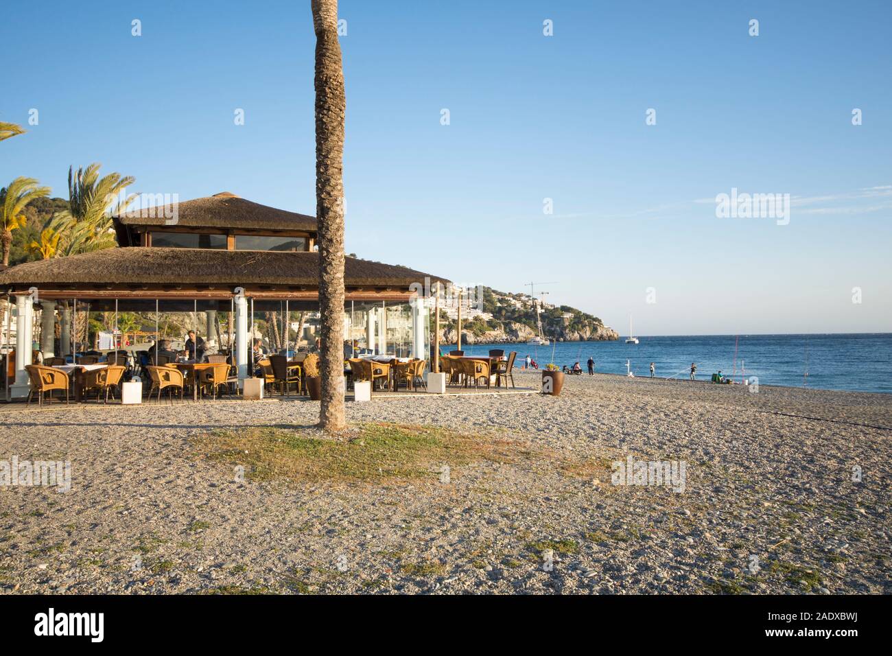 Restaurant méditerranéen au bar de la plage à la Herradura, en Andalousie, en Espagne. Banque D'Images