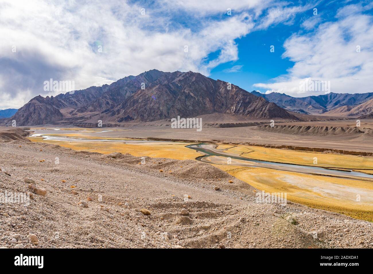 La Pamir Highway M41 Vallée de Murgab avec vue pittoresque de paysage de montagne sur un ciel bleu ensoleillé Jour Banque D'Images