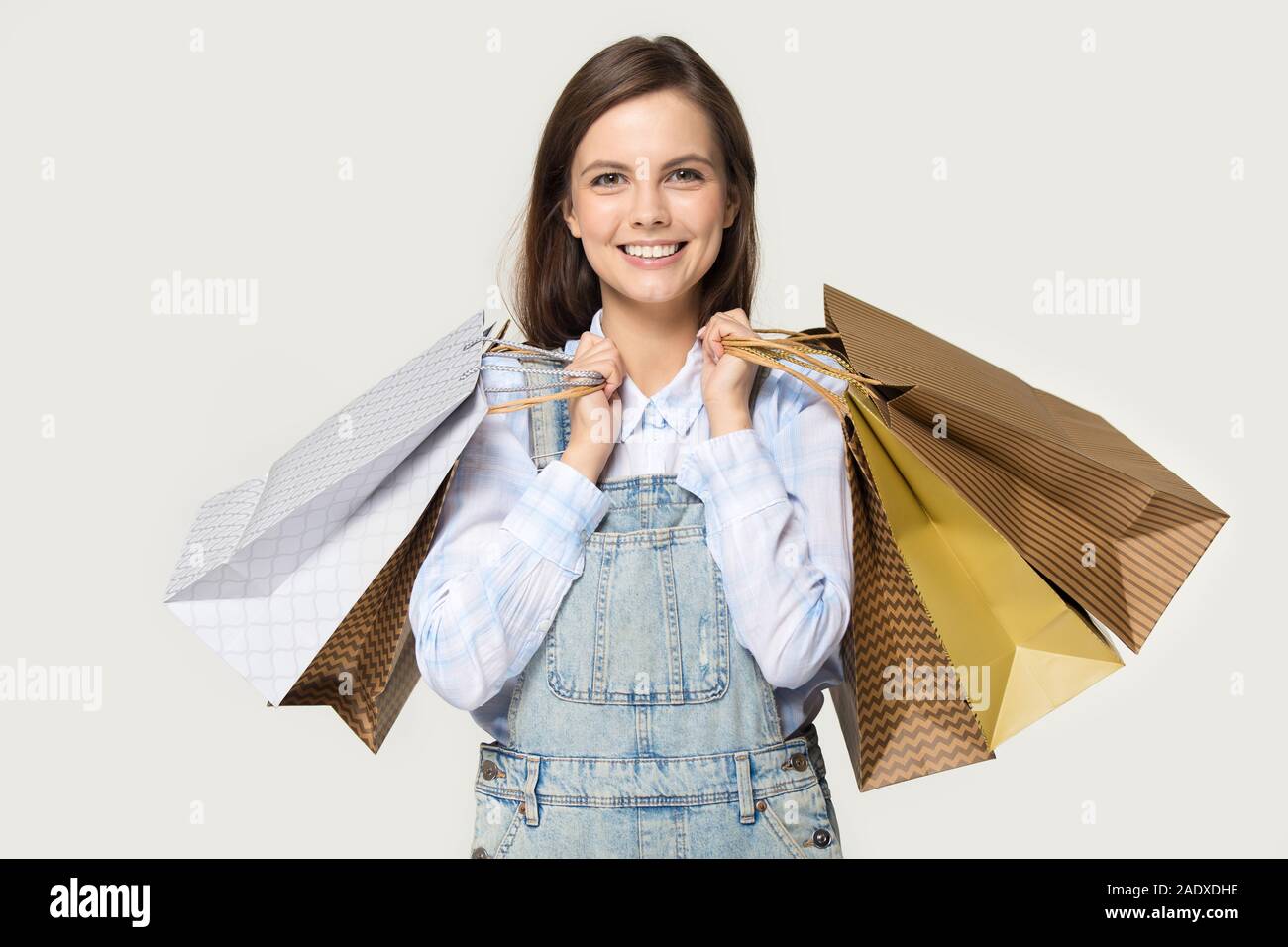 Portrait of happy young woman holding paper paquets dans les mains Banque D'Images