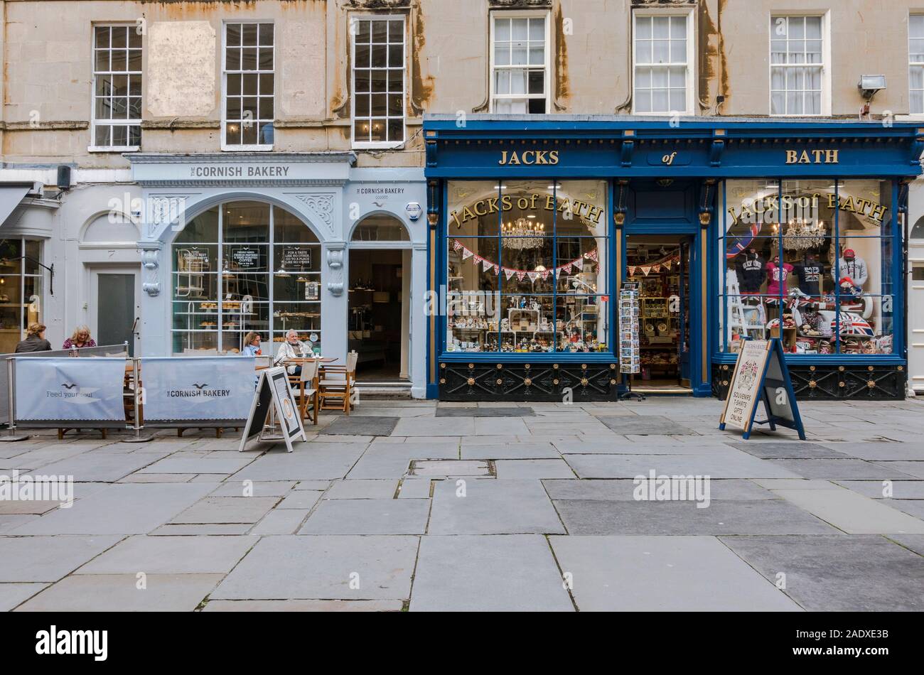 Deux vitrines anglaises traditionnelles, Jacks Bath, boutique de souvenirs touristiques de luxe et Cornish Bakery, centre-ville de Bath, Somerset, Angleterre, Royaume-Uni. Banque D'Images