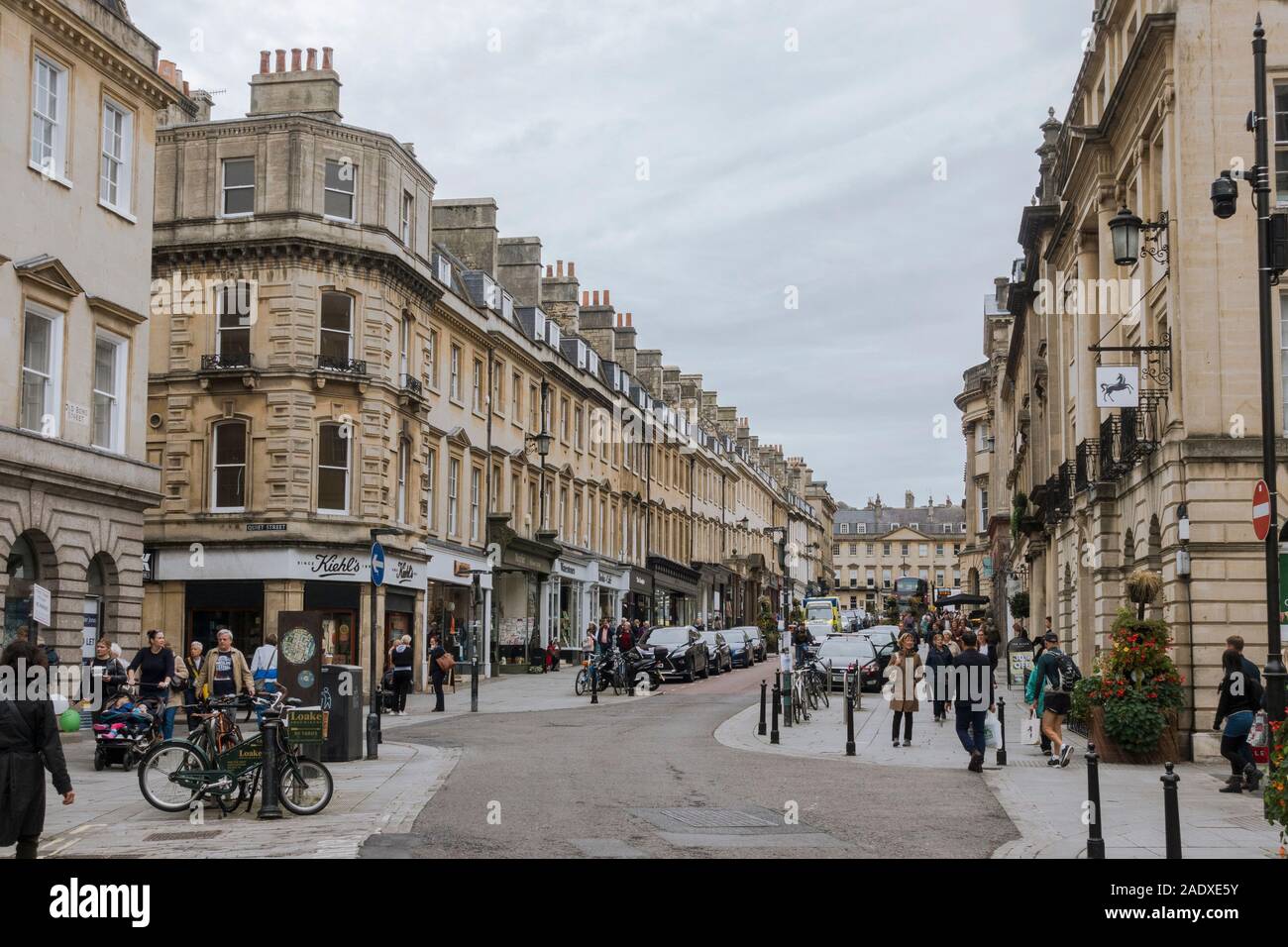 Milsom Street Bath uk, rue commerçante, centre-ville de Bath, Somerset , Angleterre, Royaume-Uni. Banque D'Images
