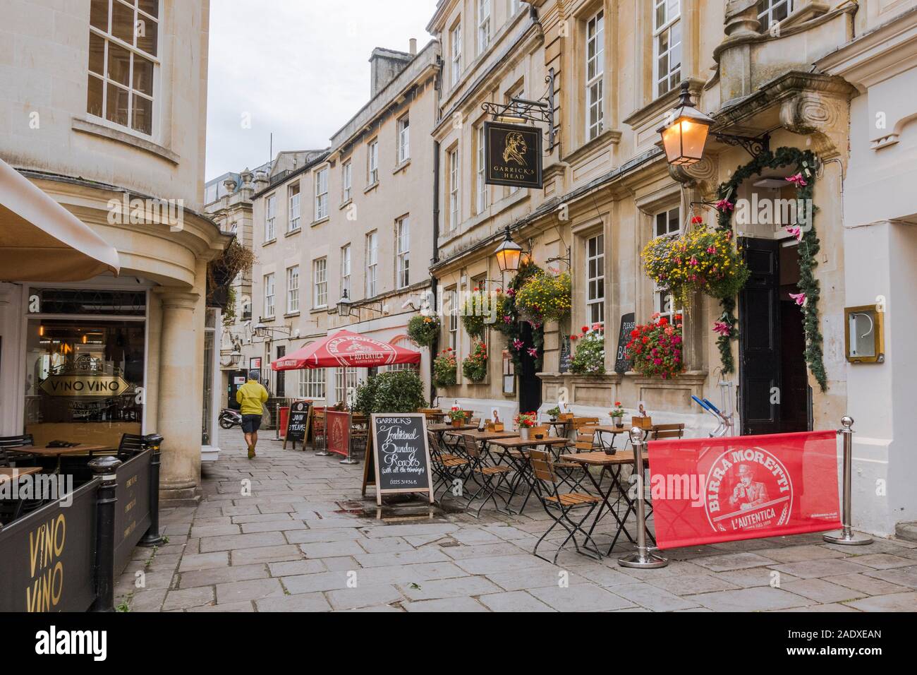 Boutiques, cafés et terrasses dans le centre-ville, Bath, Somerset, Angleterre, Royaume-Uni Banque D'Images