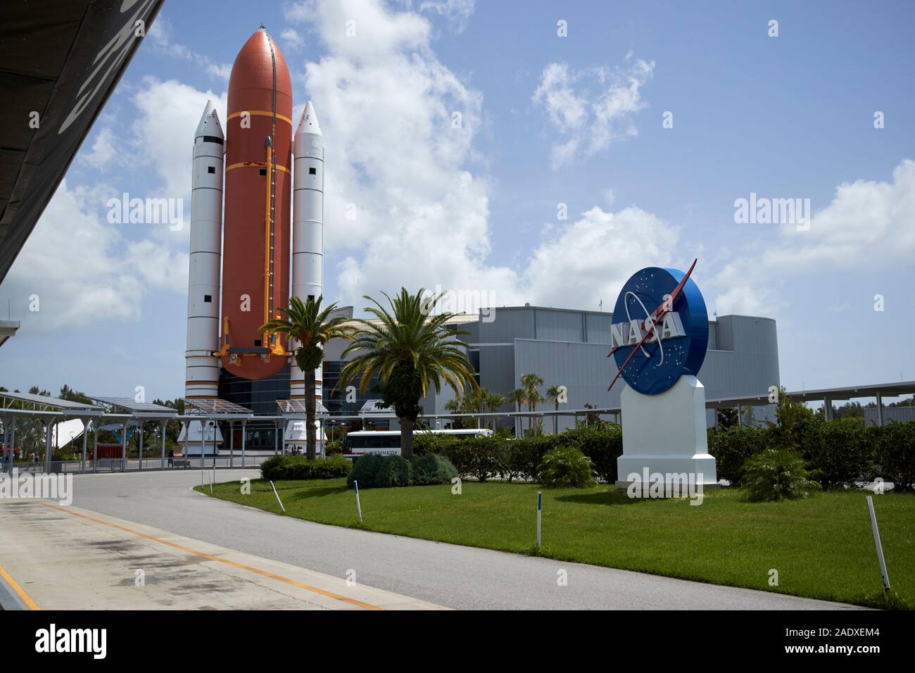 La construction de la navette spatiale de la nasa et à l'arrêt de bus tour logo centre spatial Kennedy en Floride usa Banque D'Images