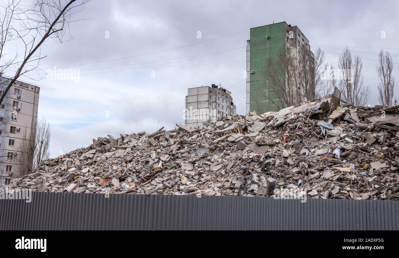 Démolition de bâtiments en milieu urbain. Maison en ruines. Banque D'Images