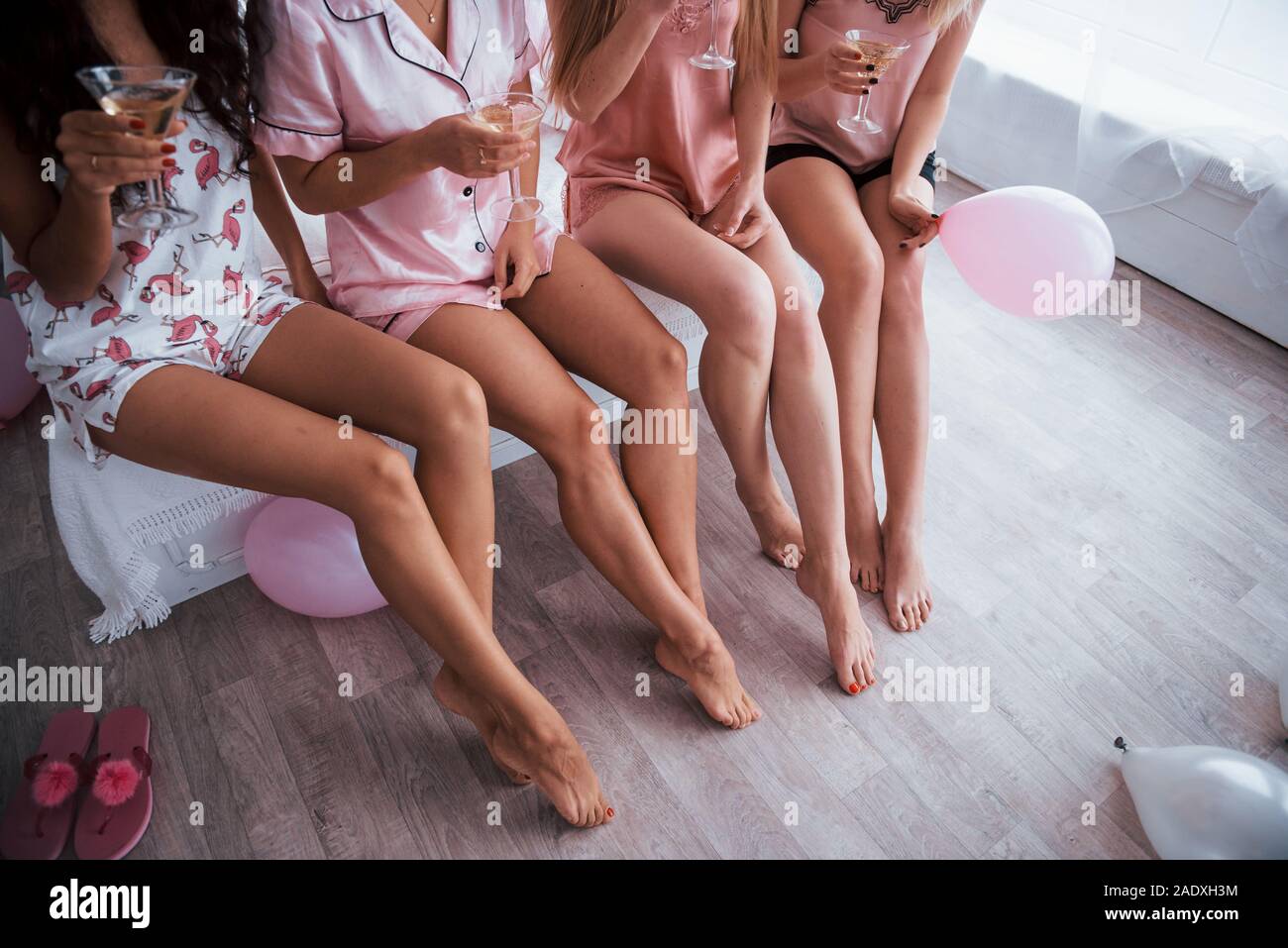 Photo recadrée. Bachelorette fête en chambre blanche. Les filles avec champagne Banque D'Images