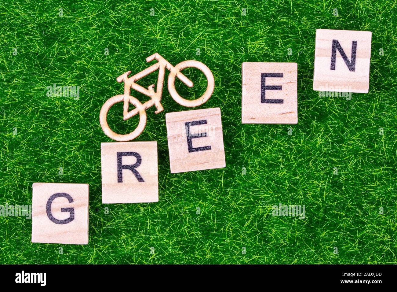 Concept Eco transport vélo en bois vert et mot écrit en lettres de bois posé sur l'herbe Banque D'Images