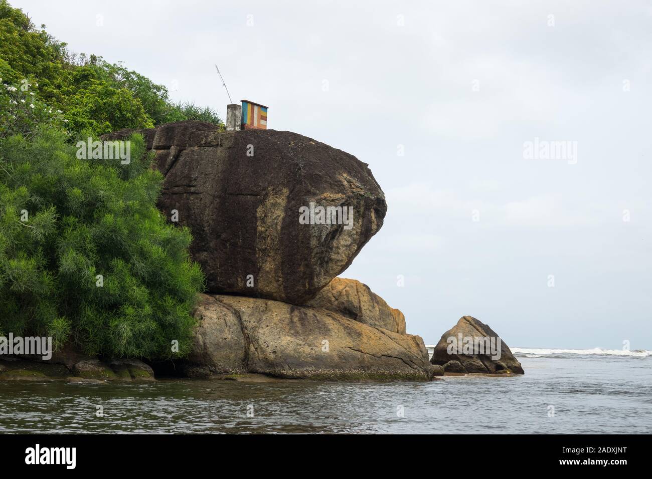 Île avec un temple bouddhiste, de la ville de Bentota dans le sud-ouest de Sri Lanka Banque D'Images