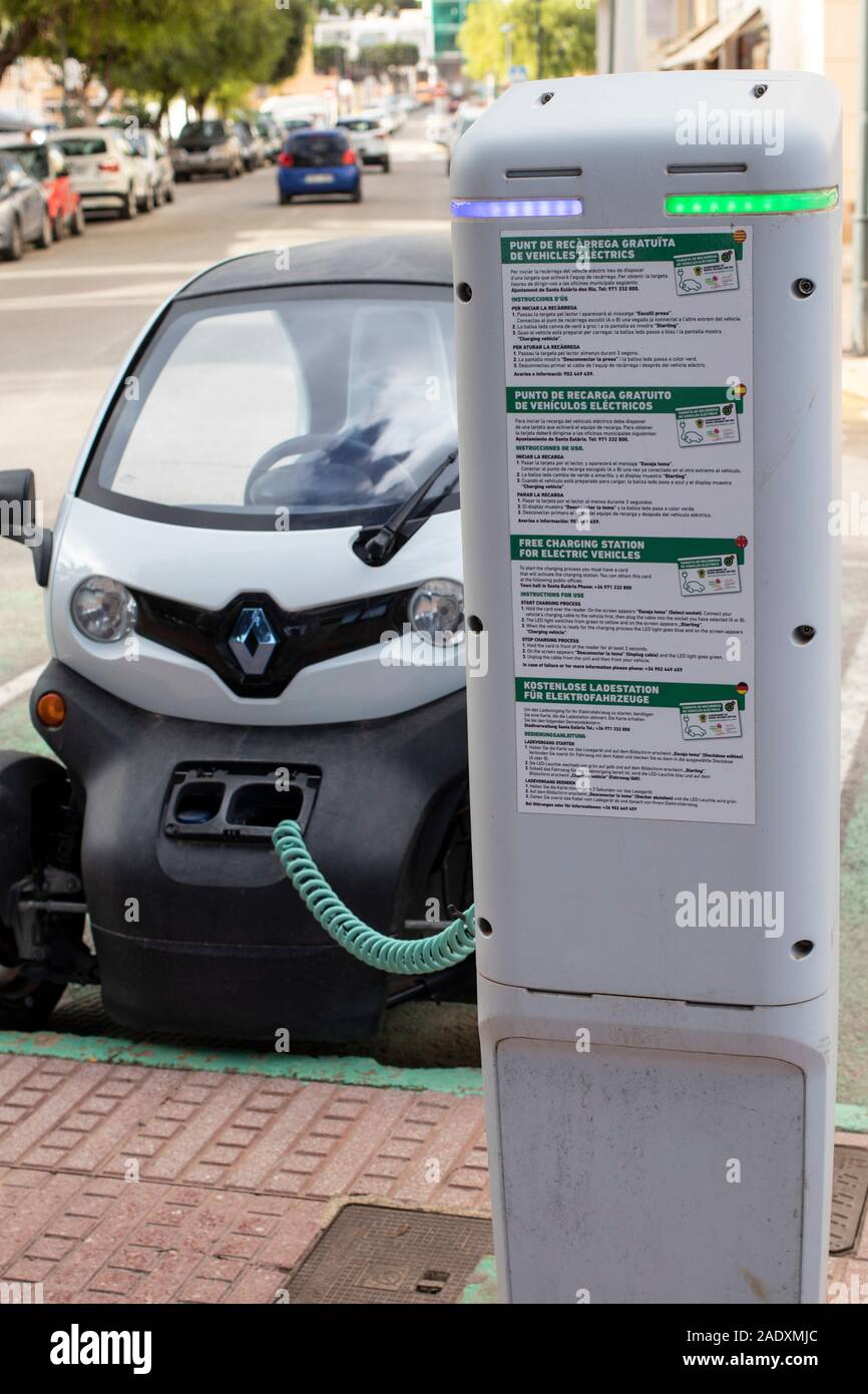 Voiture électrique Renault Twizy et le chargeur à St Eularia, Ibiza,  Espagne Photo Stock - Alamy