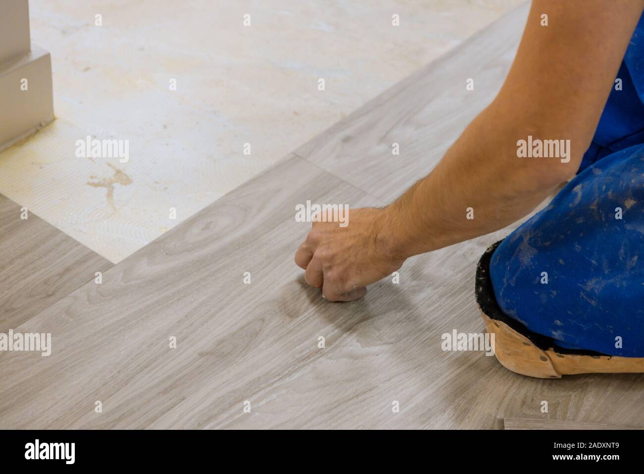 Travaux de la chambre pour la pose des planchers laminés sur bois de chêne-de-chaussée la nouvelle amélioration de l'habitat Banque D'Images