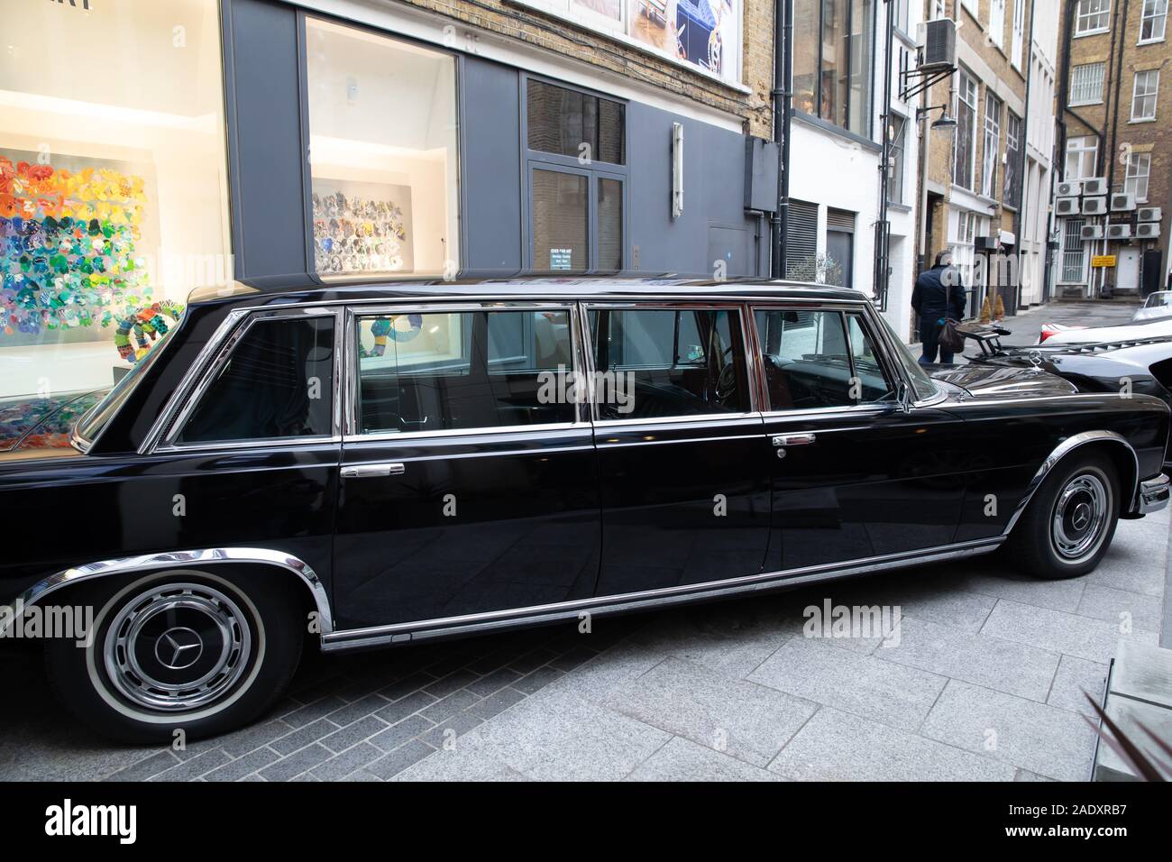 Londres, Royaume-Uni. 5 déc, 2019. Un photocall a eu lieu à Bonhams New Bond Street pour leurs belles Collectors Motor car la vente. 1965 Mercedes-Benz 600 Pullman Saloon. Estimé à 300 000 € 500 000 £. La vente de 35 voitures de collection anciennes et modernes a lieu le samedi 7 décembre à 14h30. Credit : Keith Larby/Alamy Live News Banque D'Images