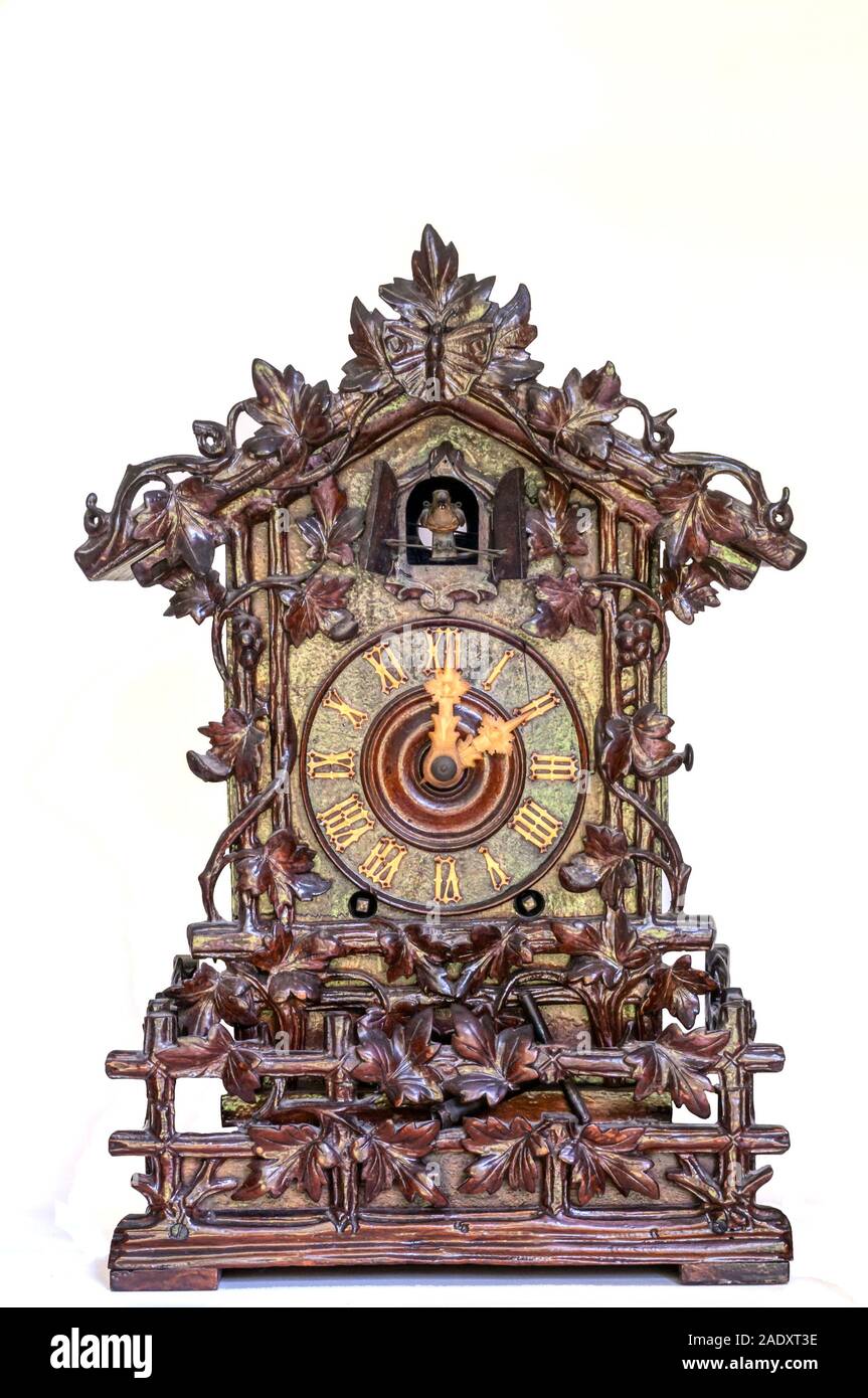 Horloge coucou en bois sculpté. Banque D'Images