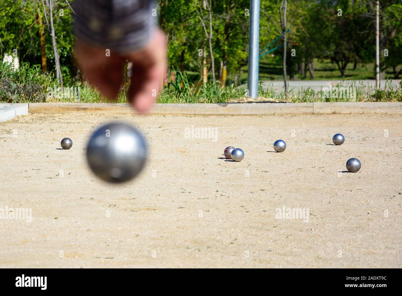 Les cadres prêts à jeter la boule de pétanque dans un parc de jeux à l' extérieur Photo Stock - Alamy