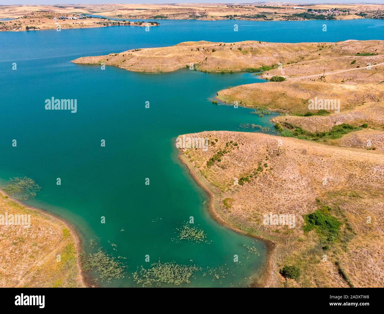 Vue aérienne de zones rurales et agricoles au sud de Lokman, Adiyaman, Turquie. Sur les bras de l'euphrate formé par le barrage Atatürk. Les terres du désert Banque D'Images