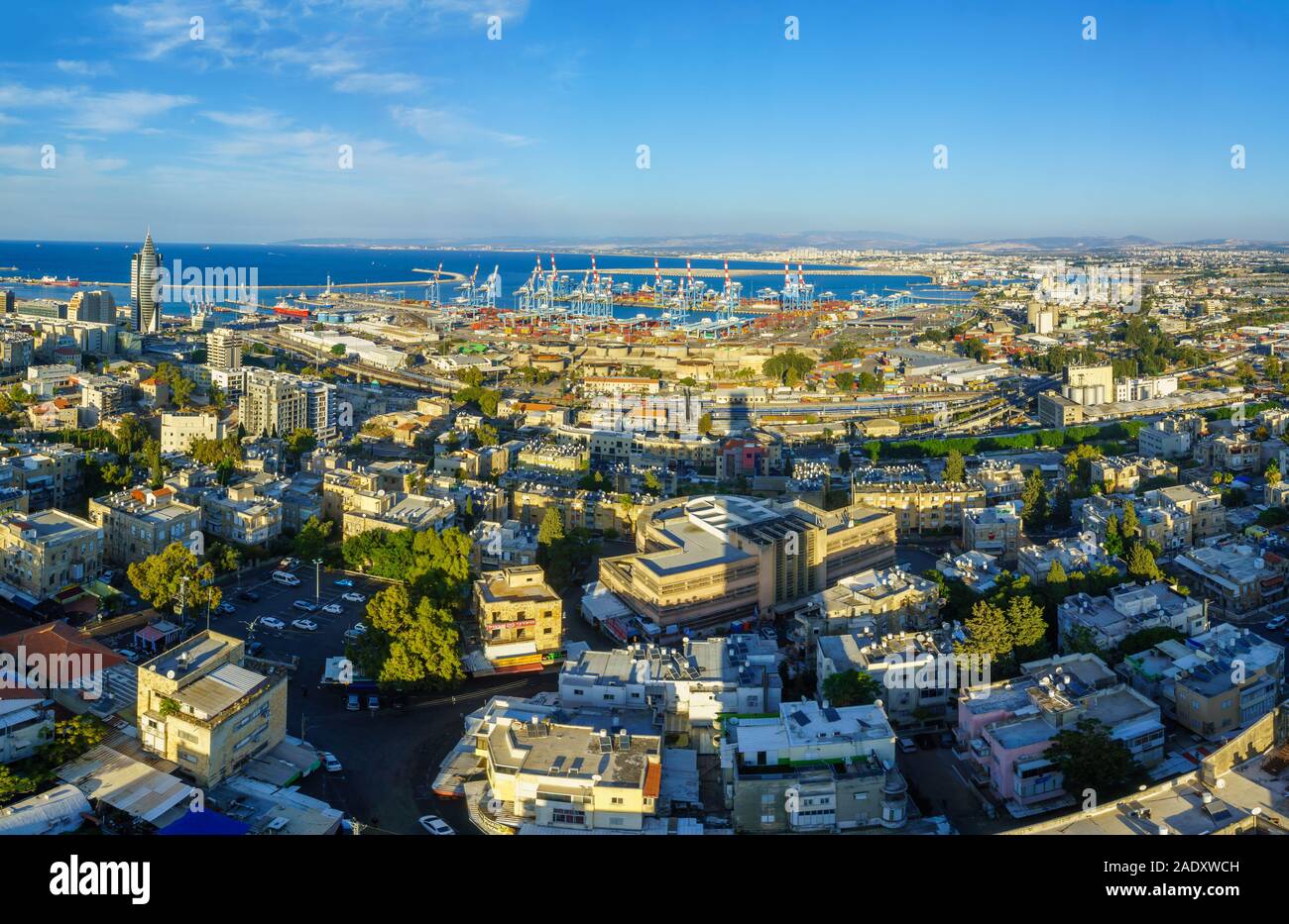 Haïfa, Israël - 30 novembre 2019 : vue sur le quartier Hadar HaCarmel, le centre-ville et du port, à Haïfa, Israël Banque D'Images