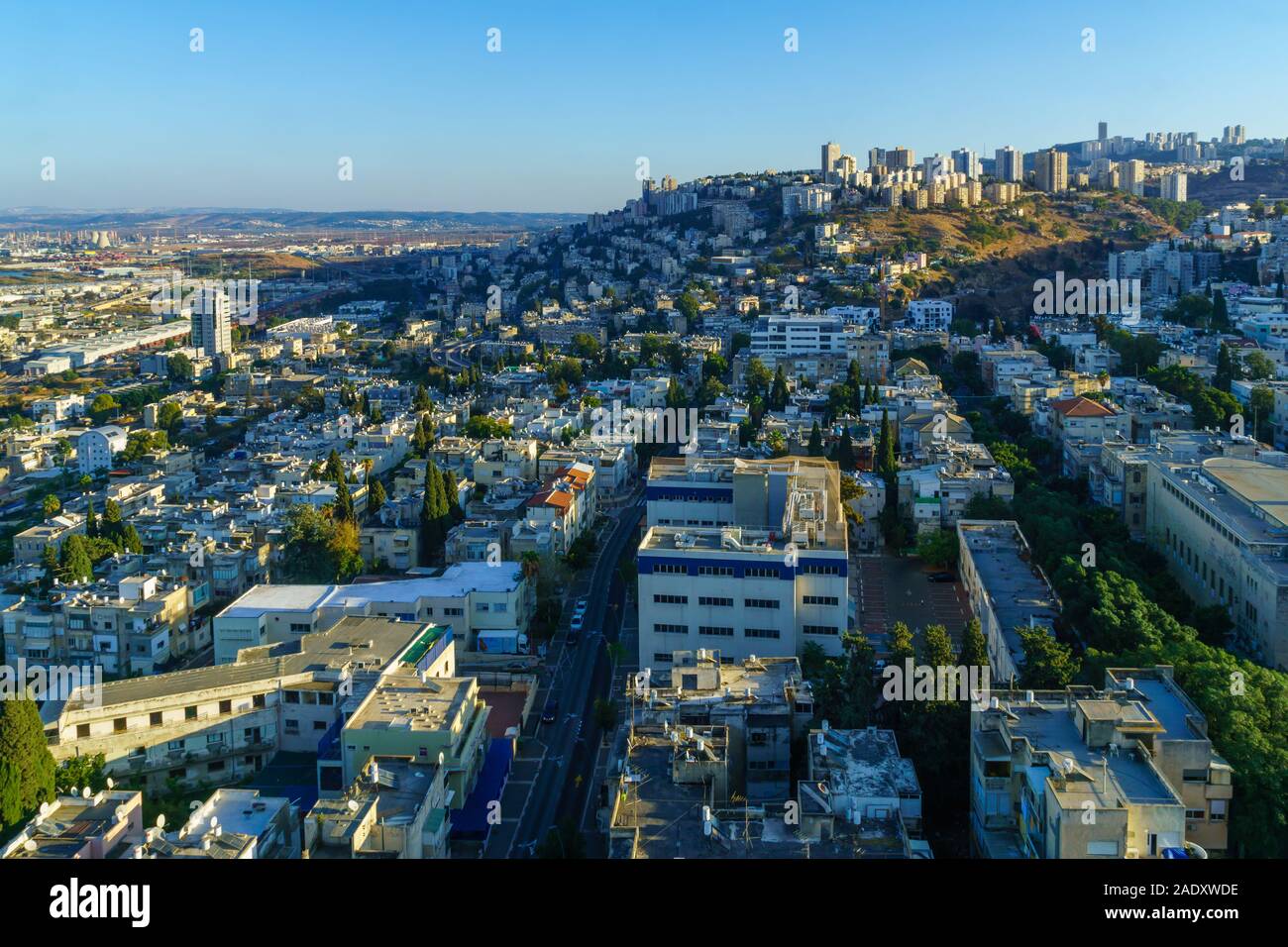 Haïfa, Israël - 30 novembre 2019 : vue sur le quartier Hadar HaCarmel, et le Mont Carmel, à Haïfa, Israël Banque D'Images