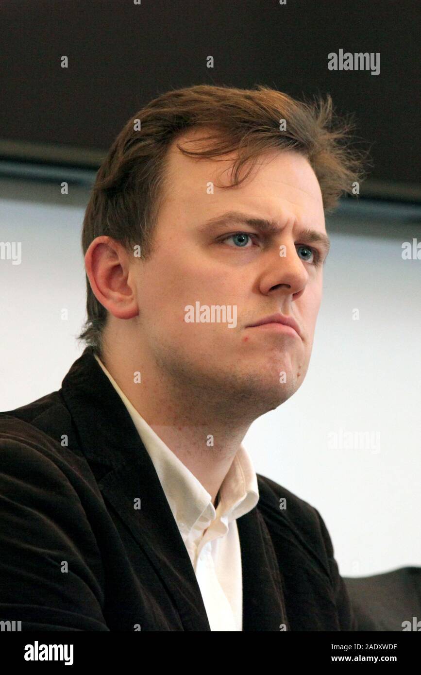 Correction RETRANSMIS KEYWORDING Peter Mason (à gauche), secrétaire national du mouvement ouvrier juif, et l'avocat James Libson, agissant au nom du peuple juif du mouvement syndical, au cours d'une conférence de presse à Church House, dans le centre de Londres. Banque D'Images