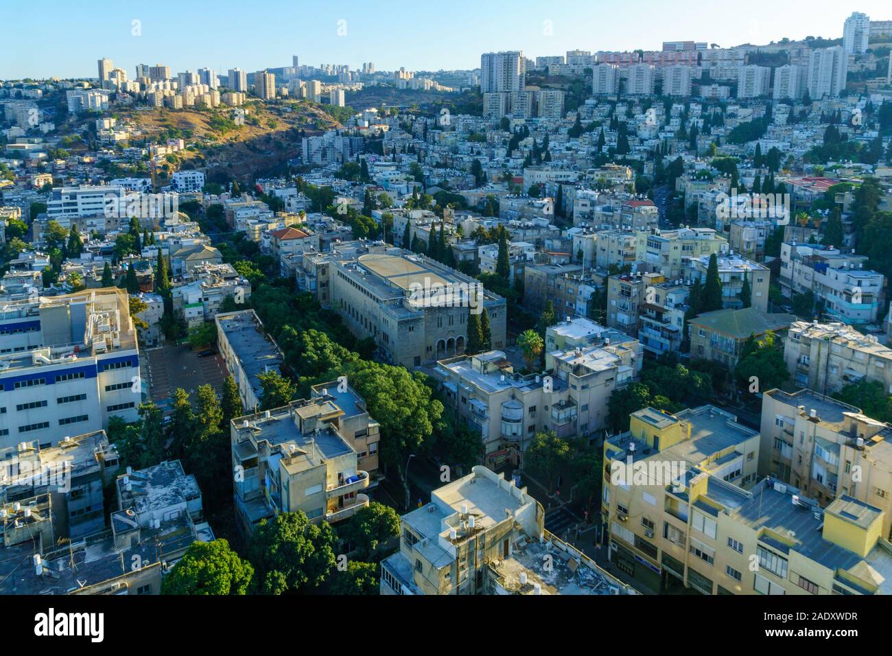 Haïfa, Israël - 30 novembre 2019 : vue sur le quartier Hadar HaCarmel, et le Mont Carmel, à Haïfa, Israël Banque D'Images