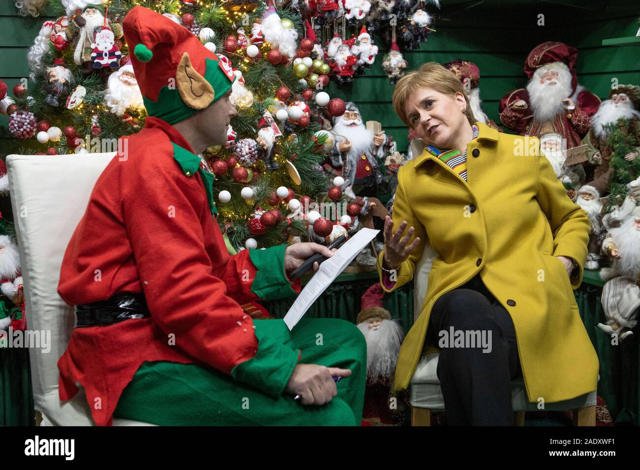 Leader Nicola Sturgeon SNP est interviewé par un journaliste habillé comme un lutin de Noël dans le Village de Noël Casse-Noisette shop au cours d'une visite au Centre de Visiteurs, Crieff Crieff, sur la campagne électorale générale trail. Banque D'Images