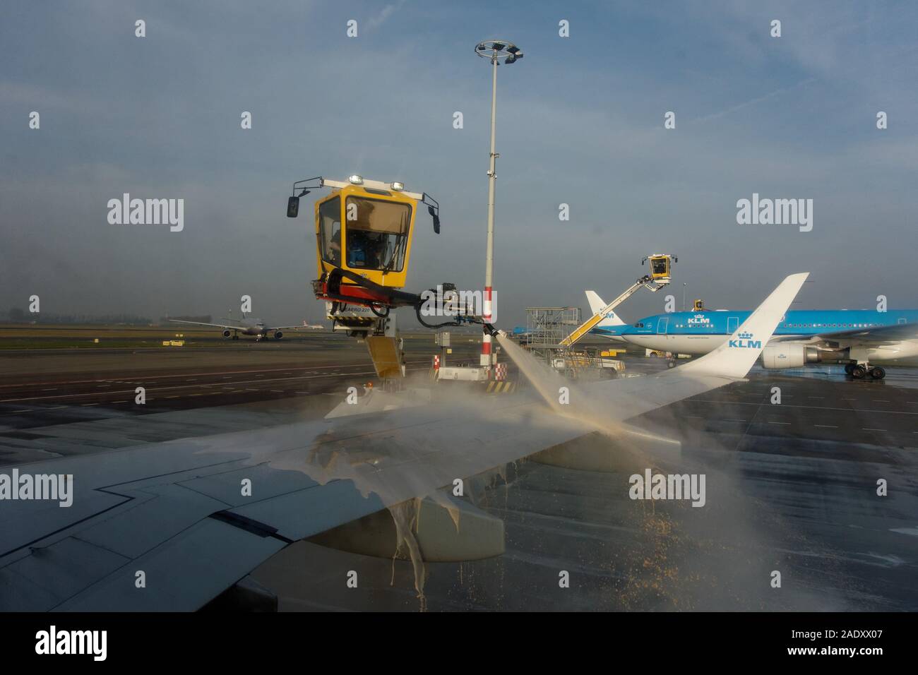 Un dégivrage KLM City Hopper Embraer 190 à l'aéroport de Schipol, 5 décembre 2019 Banque D'Images