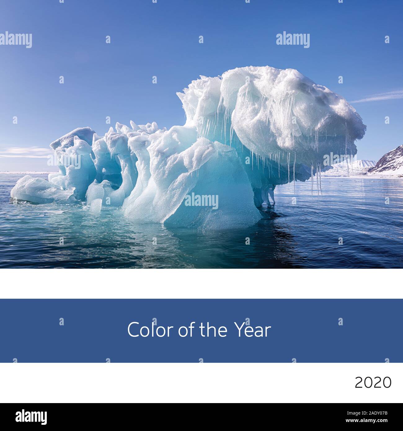 Couleur de l'année 2020. Un iceberg au large de la côte d'Ivoire, Cercle Arctique, comme un exemple de la couleur de l'année 2020 dans Classic, riche des tons bleus. Banque D'Images
