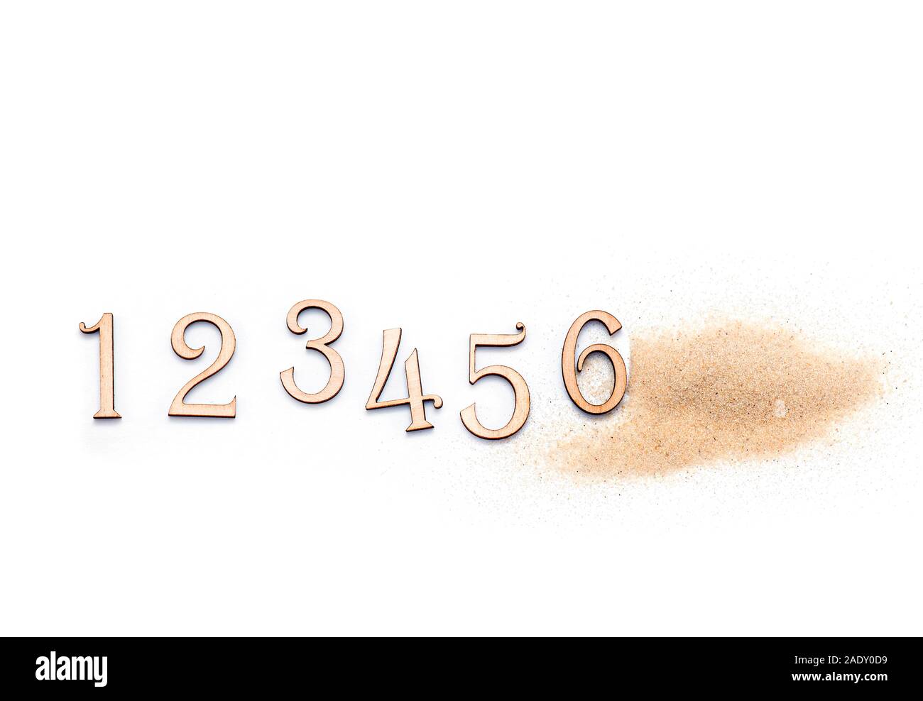 Temps et de la vie en marche, de chiffres et de sable - concept photo sur le temps, passer du temps, de la vie Banque D'Images