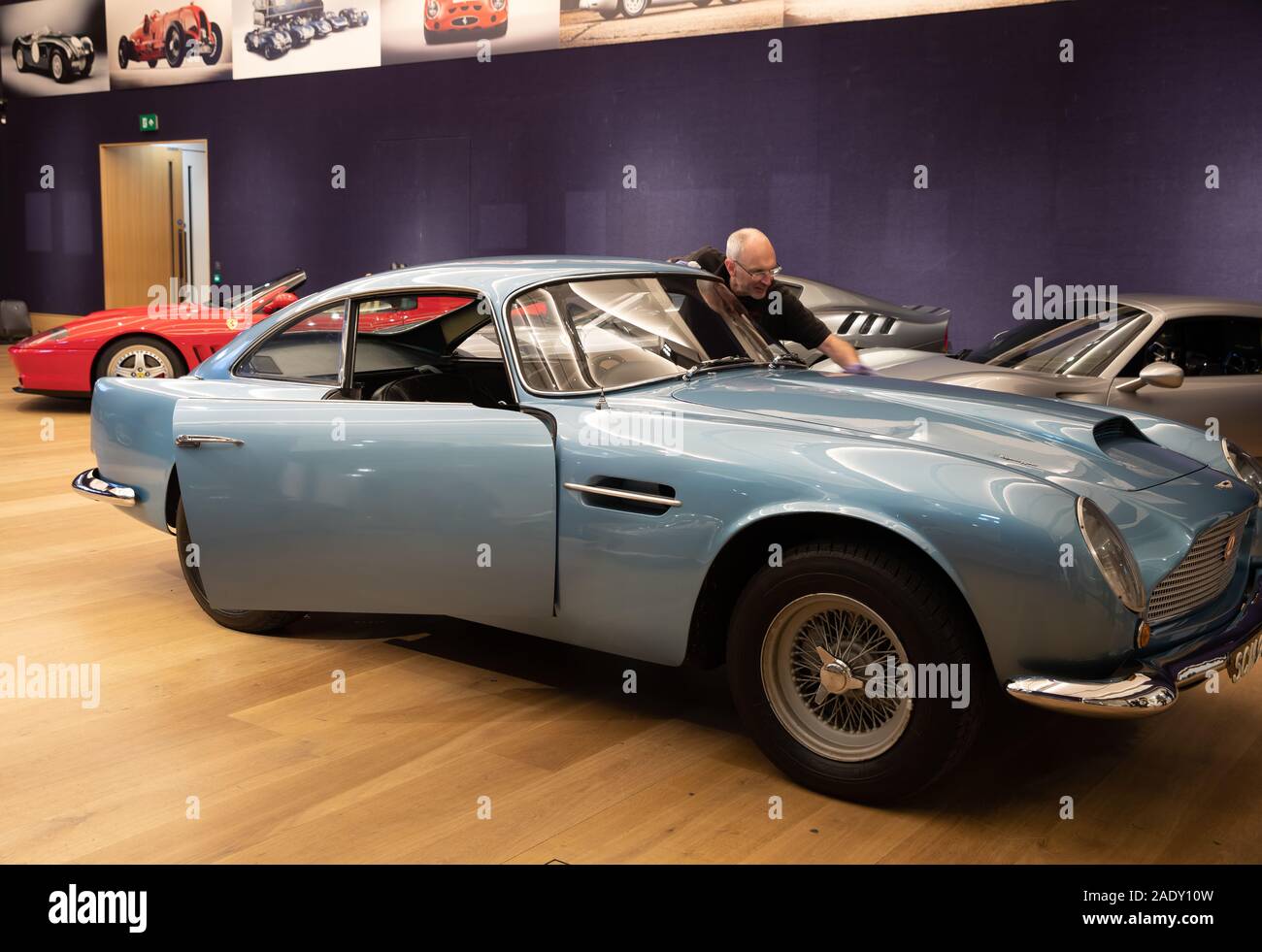 Londres, Royaume-Uni. 5 déc, 2019. Un photocall a eu lieu à Bonhams New Bond Street pour leurs belles Collectors Motor car la vente. Les était un 1961 Aston Martin DB4GT berline sport léger. La vente de 35 voitures de collection anciennes et modernes a lieu le samedi 7 décembre à 14h30. Credit : Keith Larby/Alamy Live News Banque D'Images