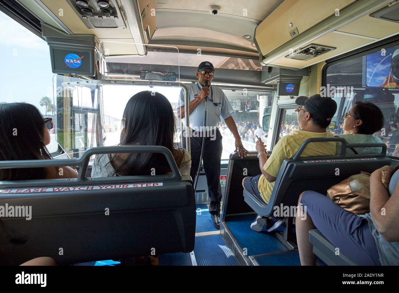 Tour guide sur bus tour du centre spatial Kennedy en Floride usa Banque D'Images