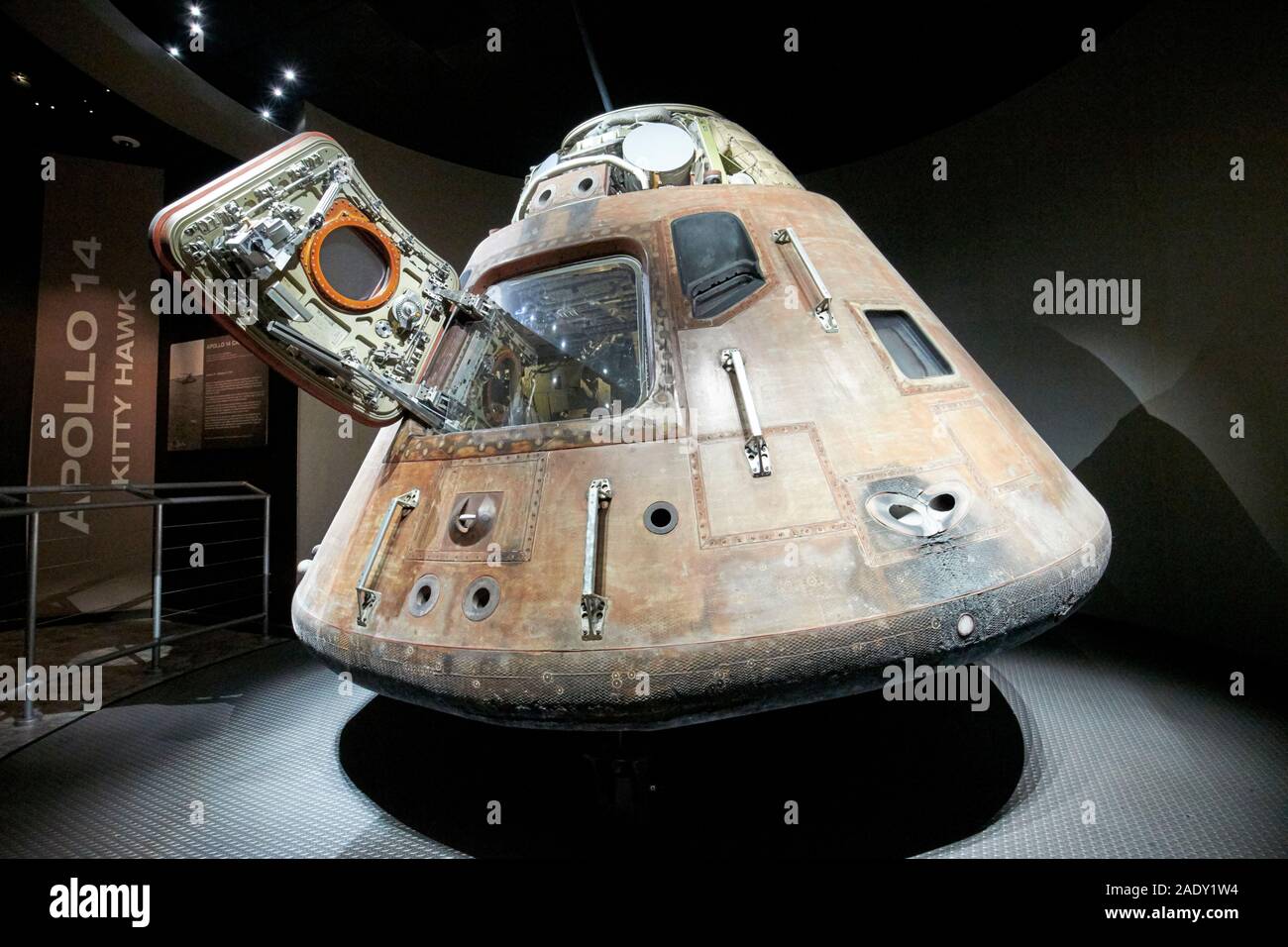 Capsule de l'équipage d'Apollo 14 module de commande sur l'écran au centre spatial Kennedy en Floride usa Banque D'Images Capsule de l'équipage d'Apollo 14 module de commande sur l'écran au centre spatial Kennedy en Floride usa Banque D'Images