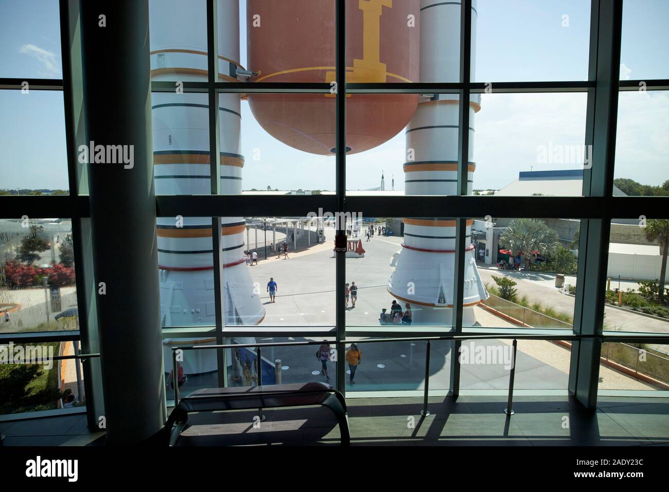 À la réplique à travers les fenêtres du réservoir de carburant de la navette spatiale et propulseurs au centre spatial Kennedy en Floride usa Banque D'Images